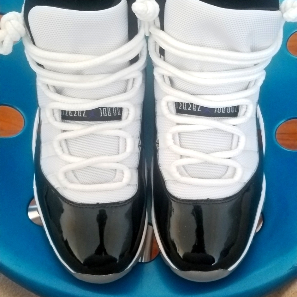 Air Jordan 11 Retro, black/white Concord, size 8 mens